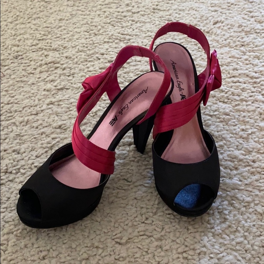 American Eagle black and pink heels